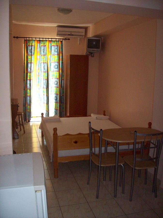 Petros Studios Poros  Rom bilde